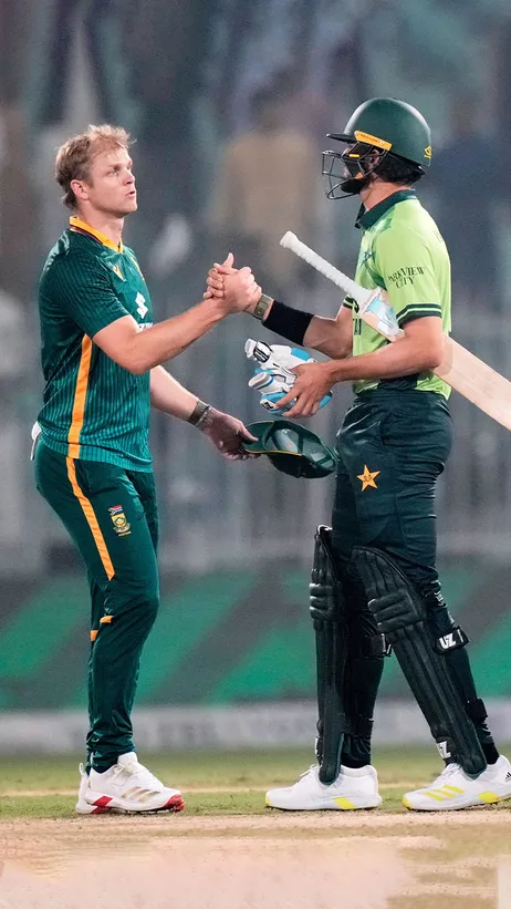 Pakistan win the first ODI to go 1-0 up in the three-match series!