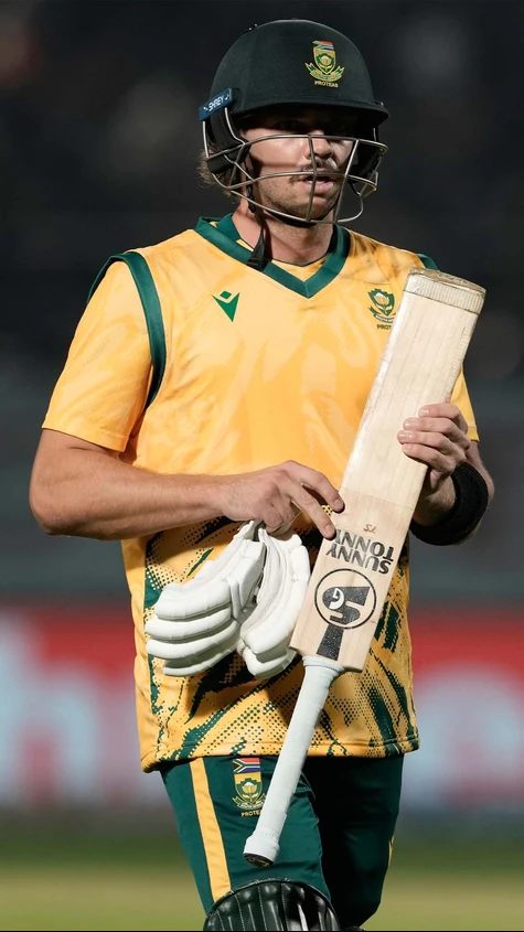 Half of the South African side is back in the dugout!