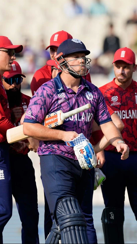 Scotland in a spot of bother at 42/3 after six overs!