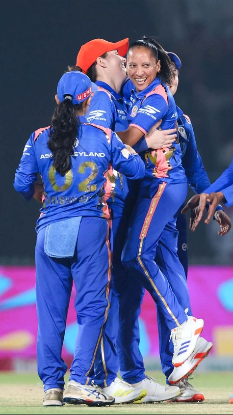 6️⃣ overs  5️⃣ wickets 😮  An incredible powerplay for MI as RCB are 40/5