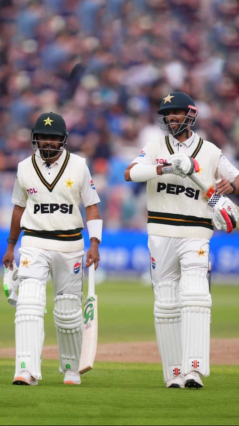 Pakistan reach 200 for the first time this series!