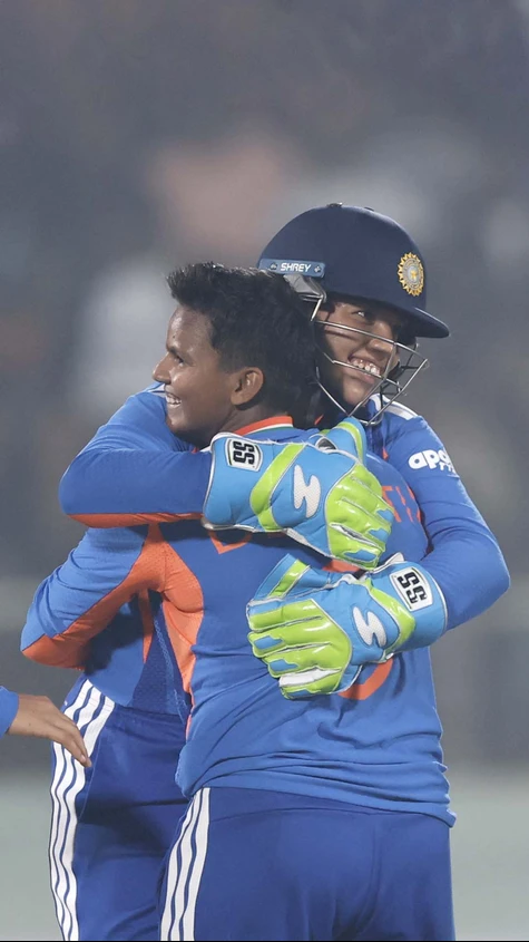 Wicket No. 2️⃣ and Deepti Sharma joins the act ☝️👌