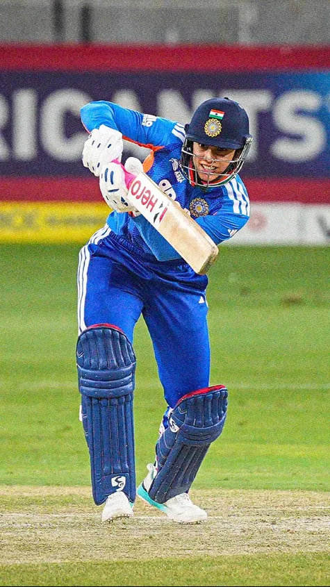 Smriti Mandhana reaches her half-century in the Asia Cup final! A well-deserved fifty for the Indian vice-captain.