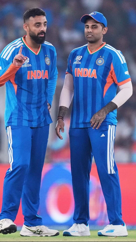 India break the 35-run opening stand as Varun Chakaravarthy knocks over the leg stump of Max O'Dowd!