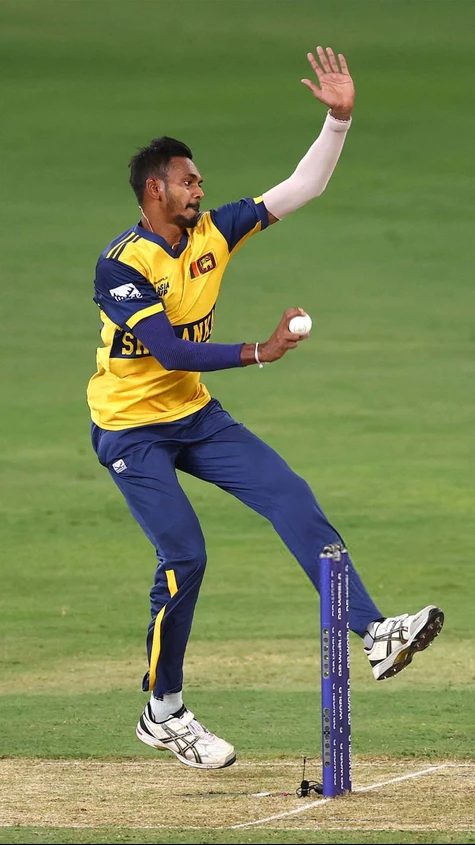 Chameera draws first blood for Sri Lanka as Zeeshan departs for 23 runs!