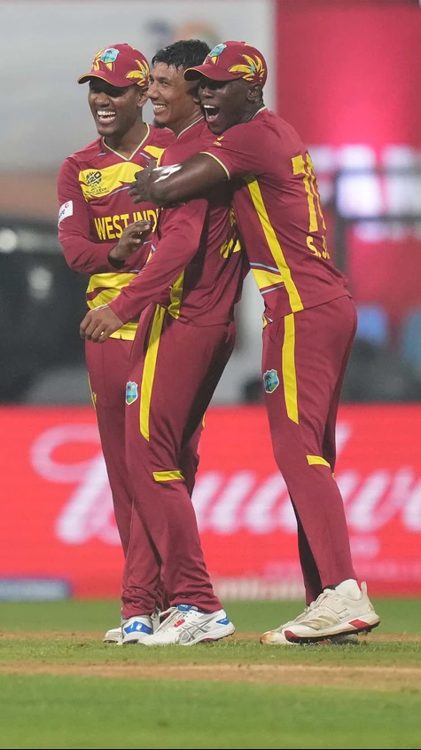 Zimbabwe sliding towards heavy defeat by West Indies!
