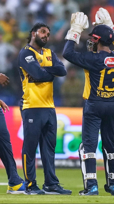 Four quick wickets put Pakistan on the back foot!