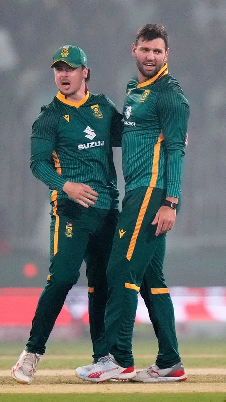Pakistan three down! ⚡️ South Africa claw their way back into the contest! 🇿🇦