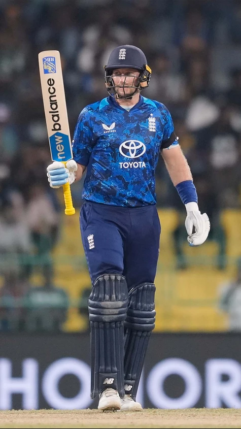 50 for Root ✅ | England are 111/1 at the 25 over mark of the chase - 161 more needed to win