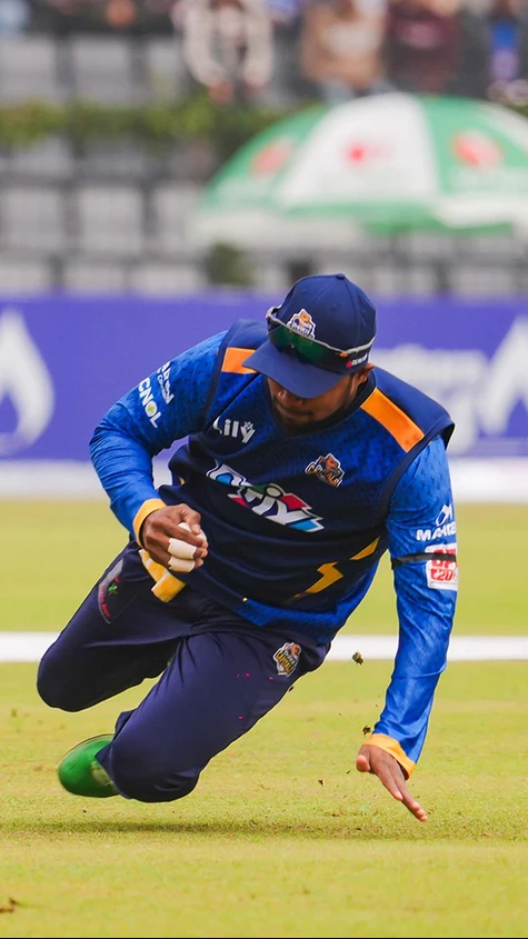 What a catch from Sabbir Rahman! 😮🔥🏏