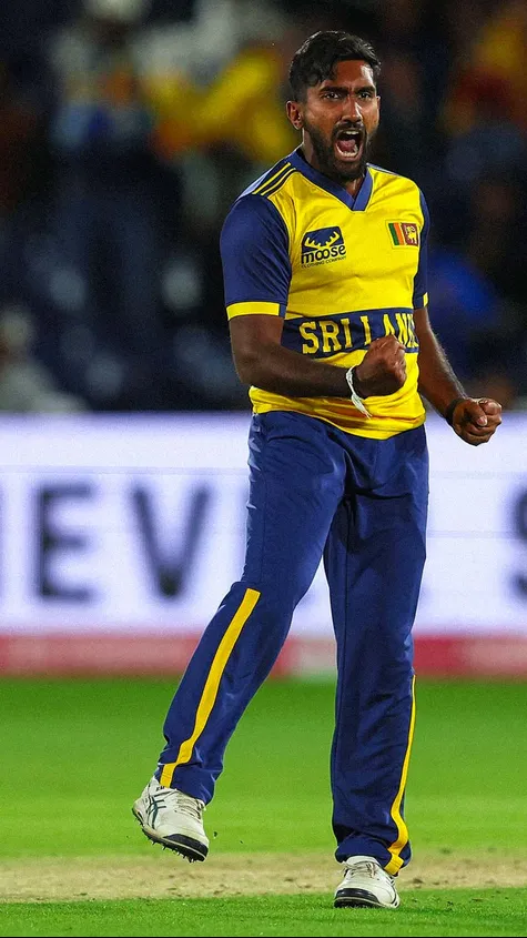 Malinga has his man finally and draws first blood for Sri Lanka. Donald departs for a quick 21 off 13 balls. 