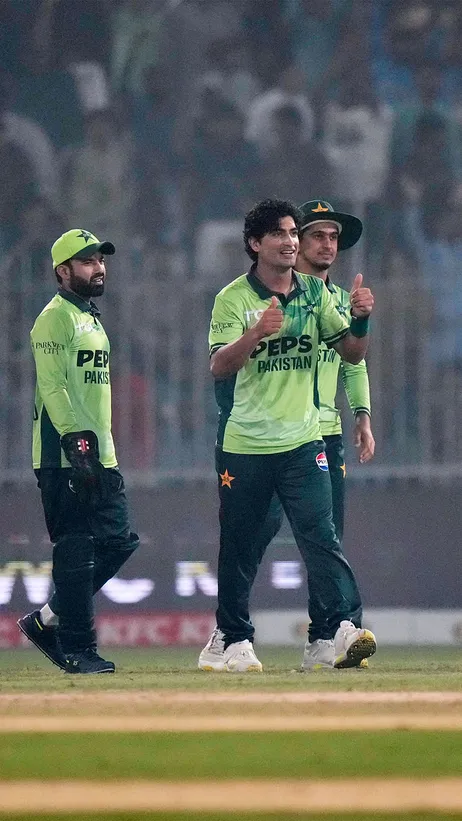 South Africa are bowled out for 263 with 5 balls to spare in the first ODI