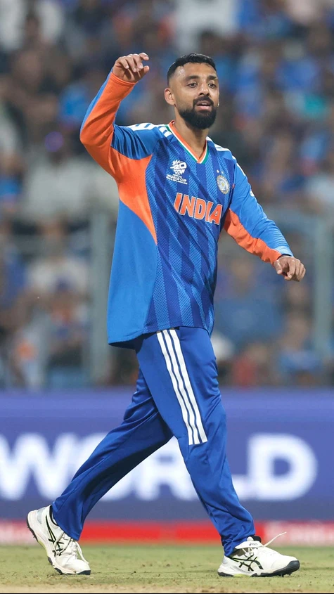 🔝 work by Ishan Kishan behind the stumps as Varun Chakaravarthy strikes 