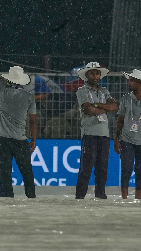 It’s pouring down at Eden Gardens! ⛈️