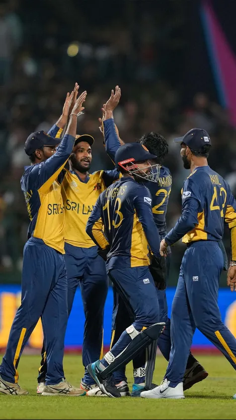 Sri Lanka chasing 182 as Australia battle to avoid early exit!