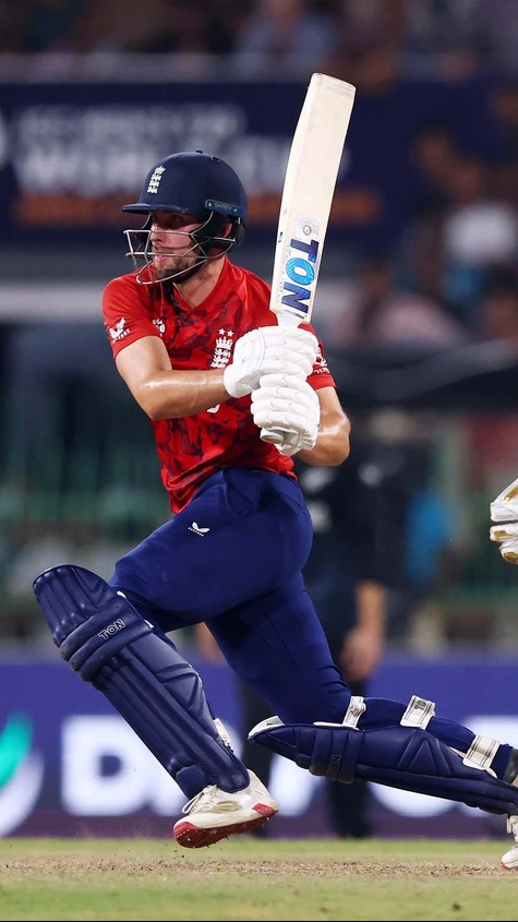 England need 5️⃣ runs from the last over!! 🤯