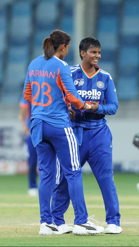 Deepti Sharma keeps adding to her wicket tally and India are marching towards the final! 🙌