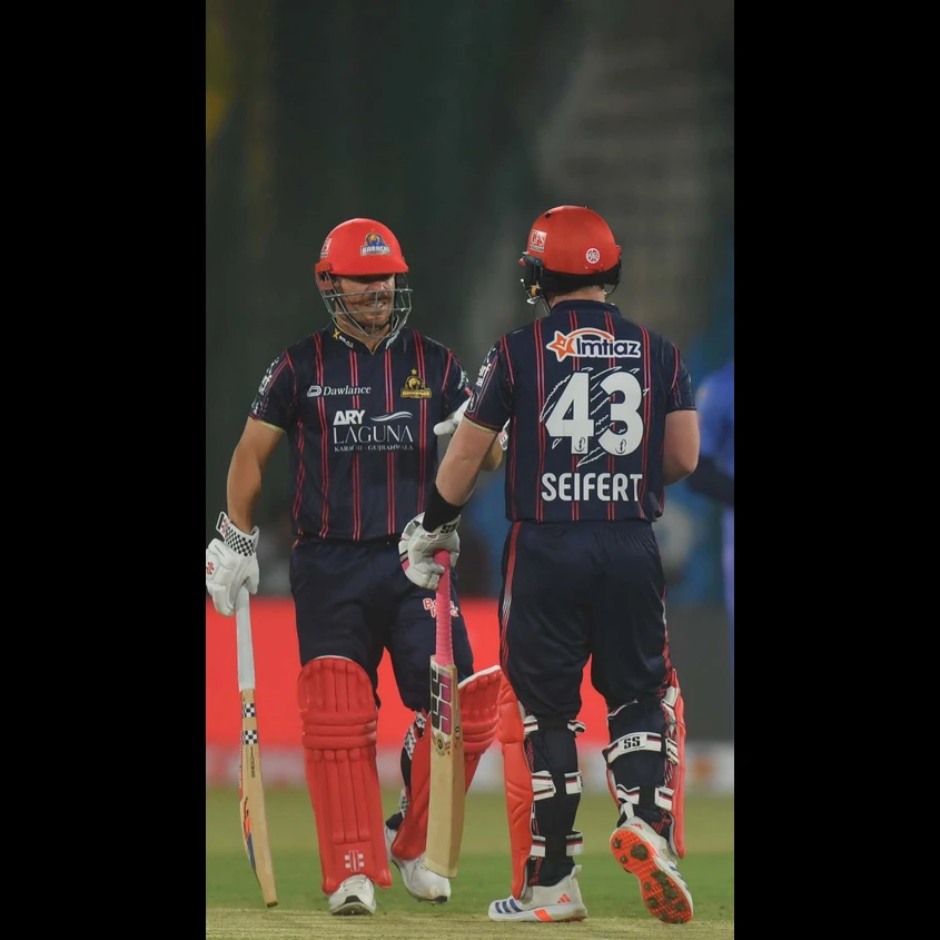 The partnership between the opening duo moves to 50 runs. 