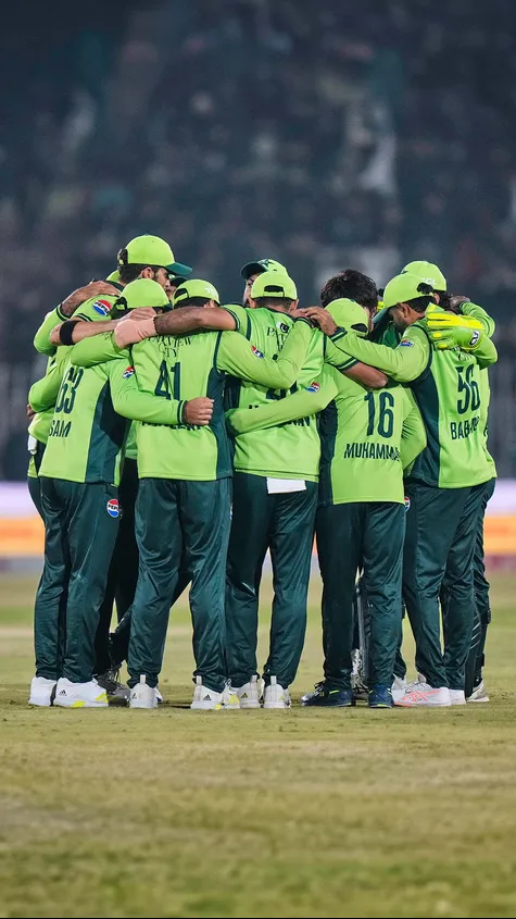 Pakistan need 212 runs for a clean sweep!
