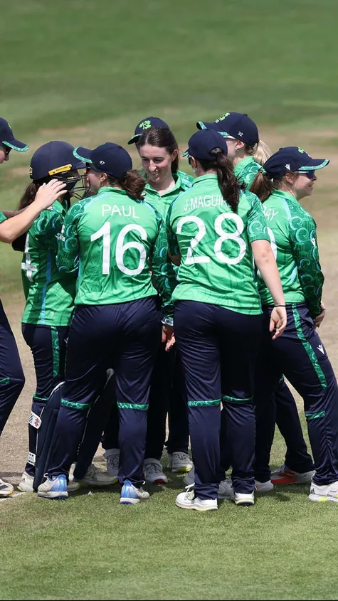 Ireland's bowlers are putting up a strong fight in Bristol. 👏🔥