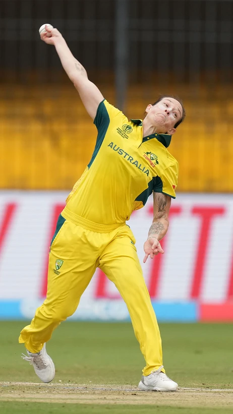 Early breakthrough for Schutt! Wolvaardt’s promising innings ends too soon 😔
