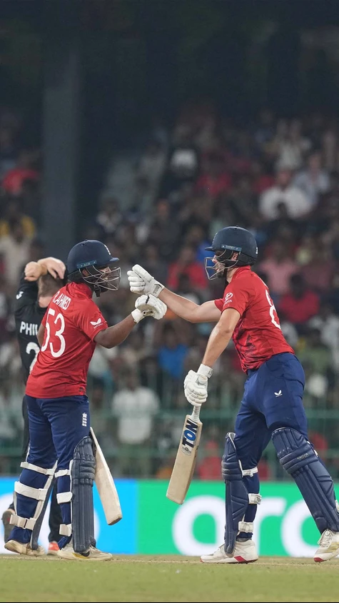 England win an absolute THRILLER in Colombo to top their group! 🤩