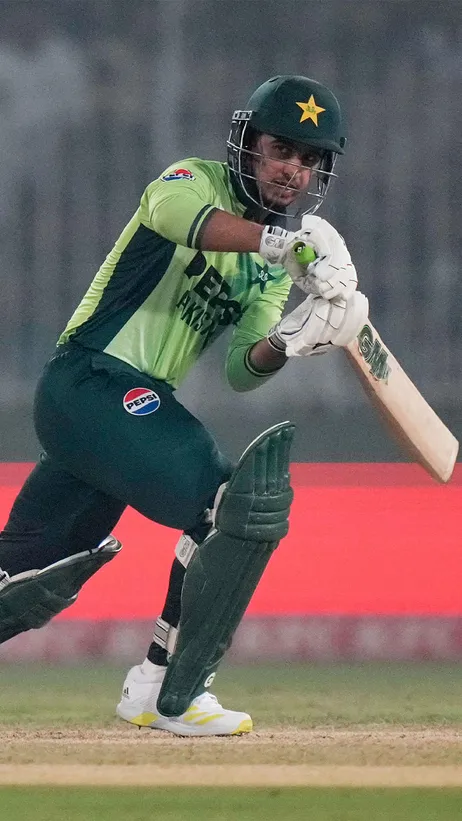 Steady and watchful 🇵🇰 Pakistan openers off to a cautious start in the middle.