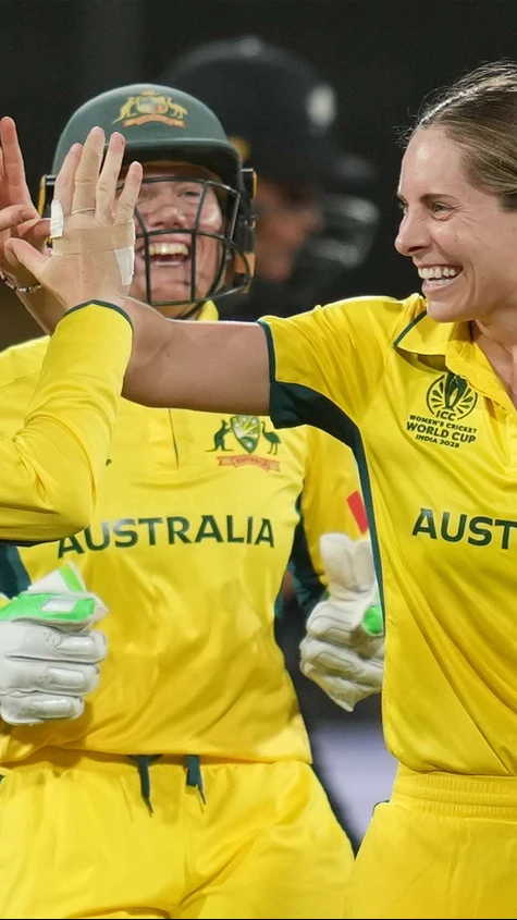 Australia off to a flying start with the ball!