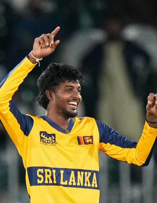 SL bring Pakistan's batting firepower under control! A disciplined bowling effort and a fine final over restrict Pakistan to 168/8.
