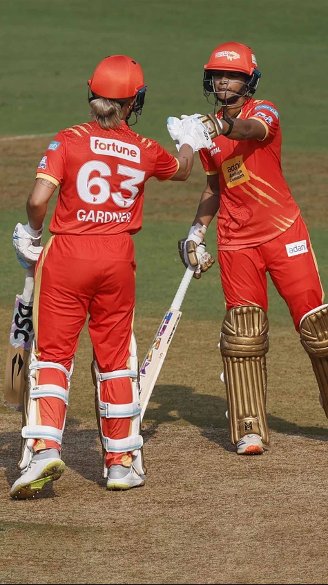 💯 up for Gujarat Giants! Fifty partnership up between Captain Ashleigh Gardner and Anushka Sharma 🤝
