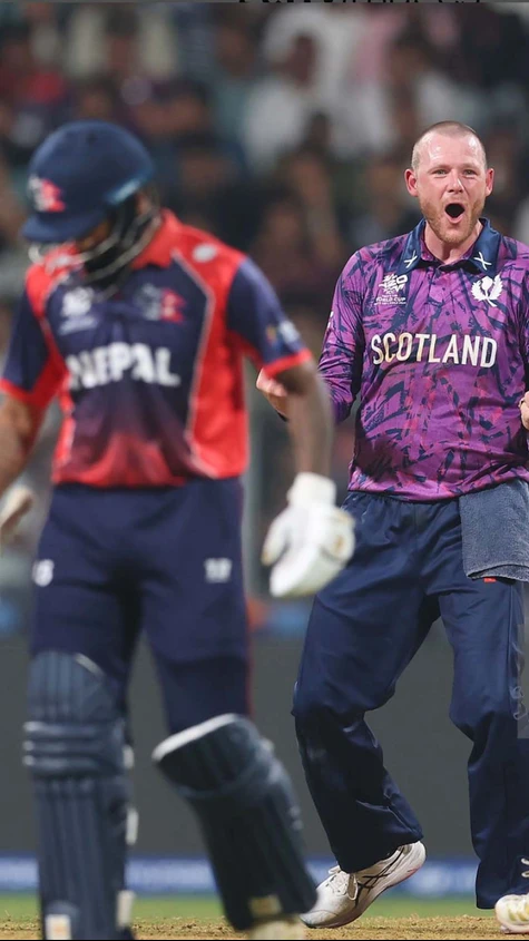 Nepal require 39 runs in 24 balls, we're into a THRILLERRR...