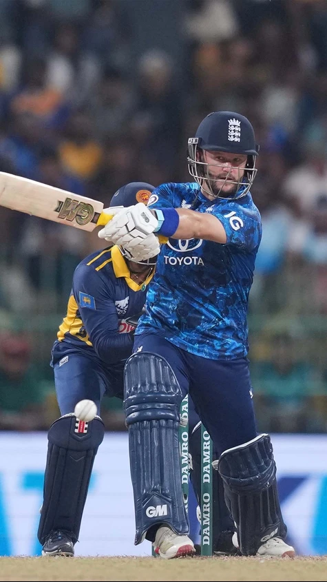 10 overs gone, ENG just 52/1—momentum with the bat!