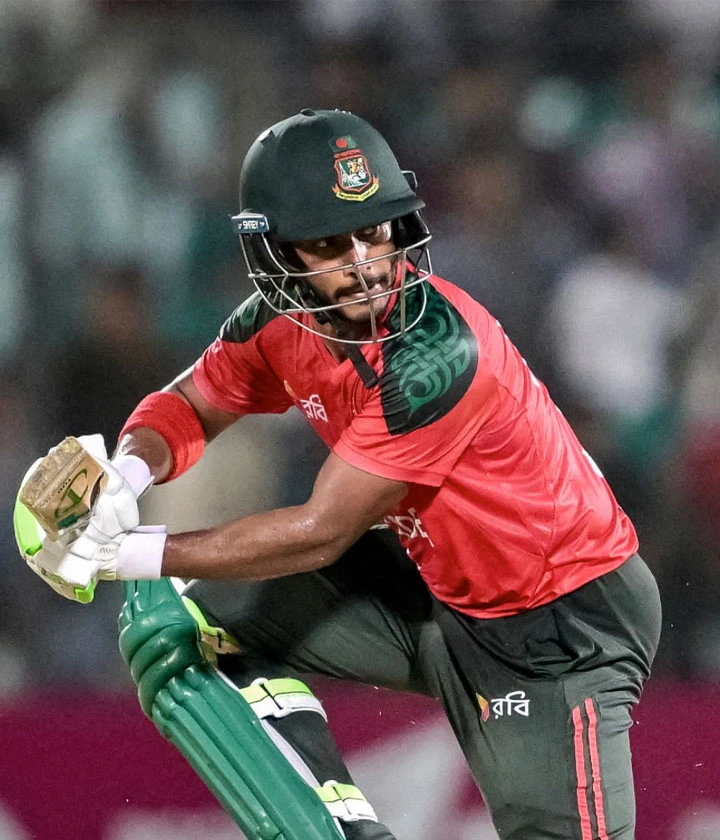 Tigers take the crease — innings starts! 