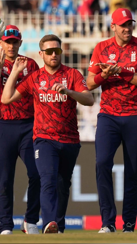 Scotland have lost half of their side now at 115, still more then 6 overs to go!