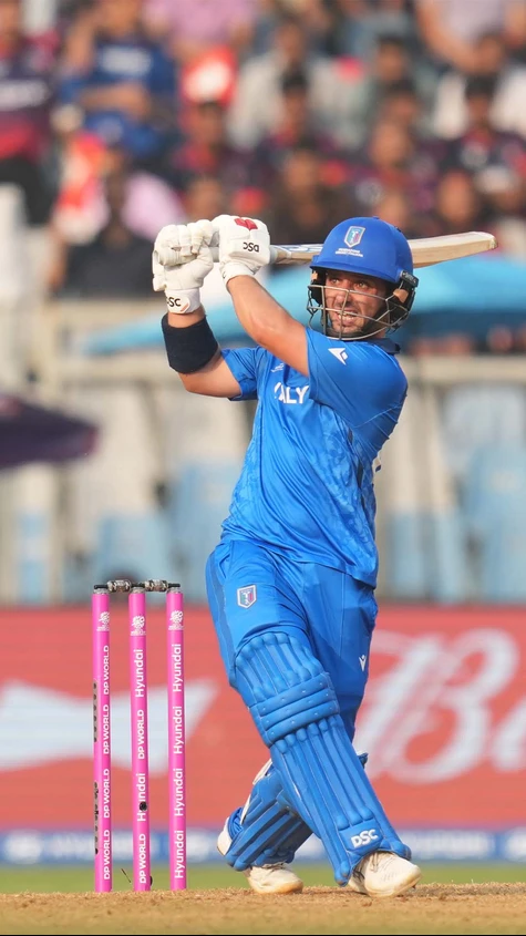68/0! Woah! What a spectacle put up by the Mosca brothers! They have made the pitch look flat in a span of 6 overs! 