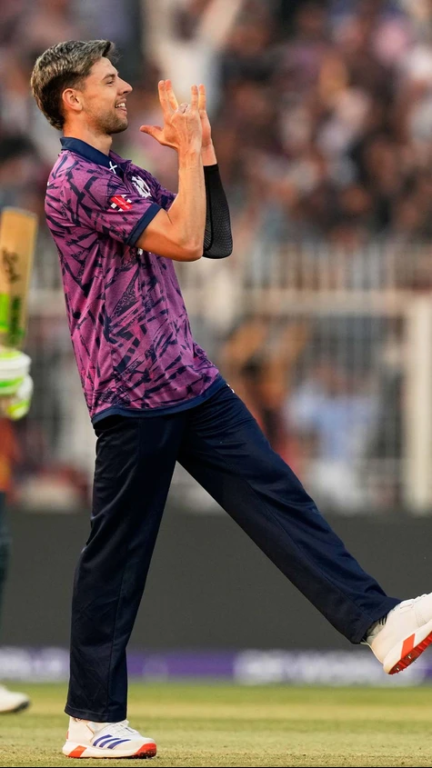 Scotland taking it deep! England 3 down, 71 needed off the last 10 overs!!