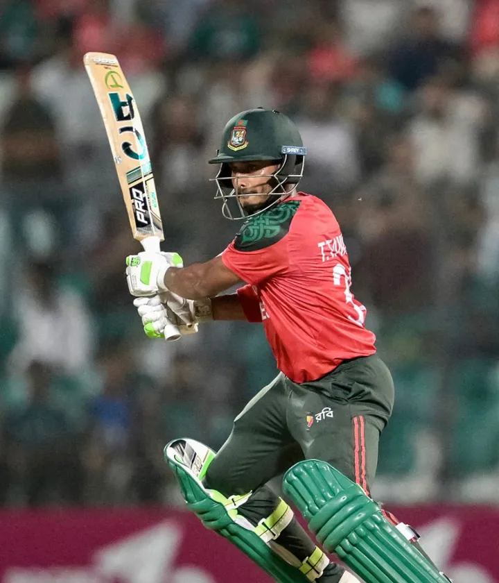 All alone but unstoppable! Towhid raises a battling half-century!