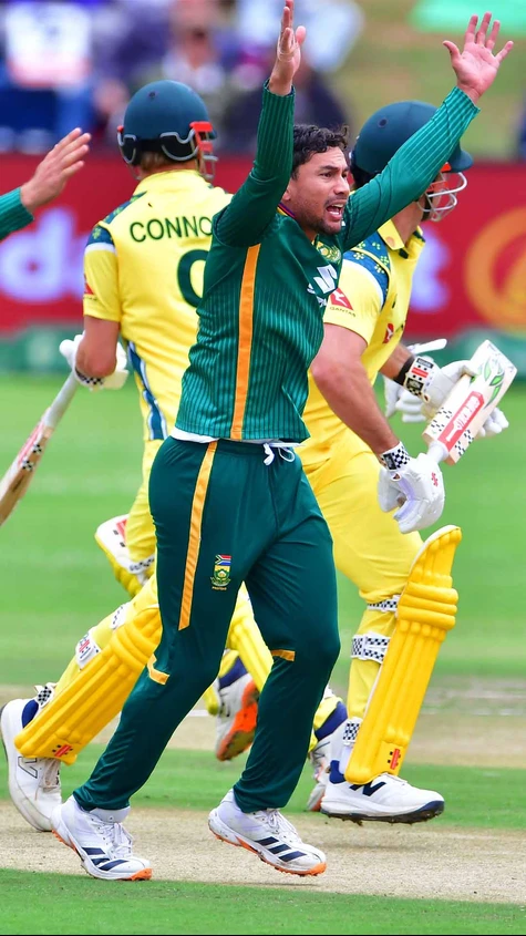 Australia finish on 322/9, setting Proteas a target of 323 to win.