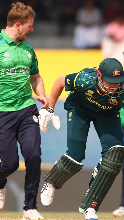 Powerplay is done! Australia are 63/2 at the end of the six overs. They are scoring over 10 rpo but simultaneously, they have lost two wickets!