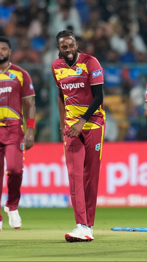 Springer gets his seventh wicket of the series as rain interrupts play in Bengaluru! 🚨