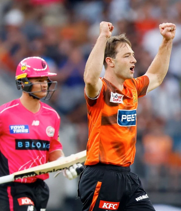 Perth Scorchers come out blazing with the ball!