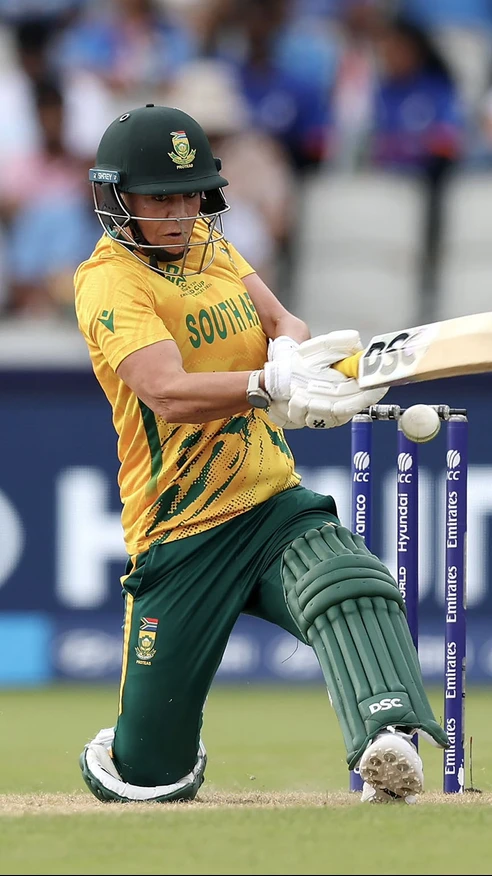 Marizanne Kapp digs deep under pressure and drags the Proteas back into the contest with a vital fifty! 😤🇿🇦
