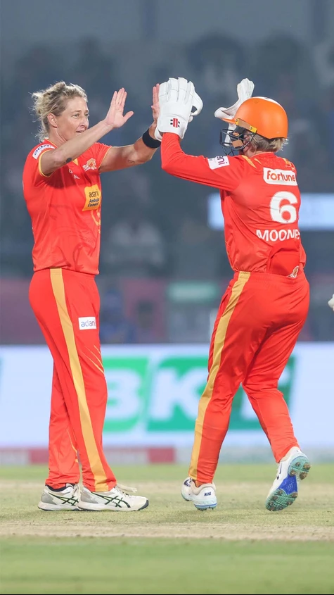 MI 33-2 at the end of the powerplay chasing 168 👀 
