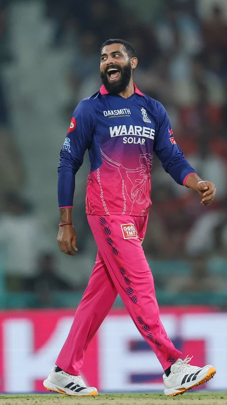 Nicholas Pooran’s struggling knock comes to an end! 👀❌  Ravindra Jadeja strikes at the right time, and RR are bossing the game! 🩷
