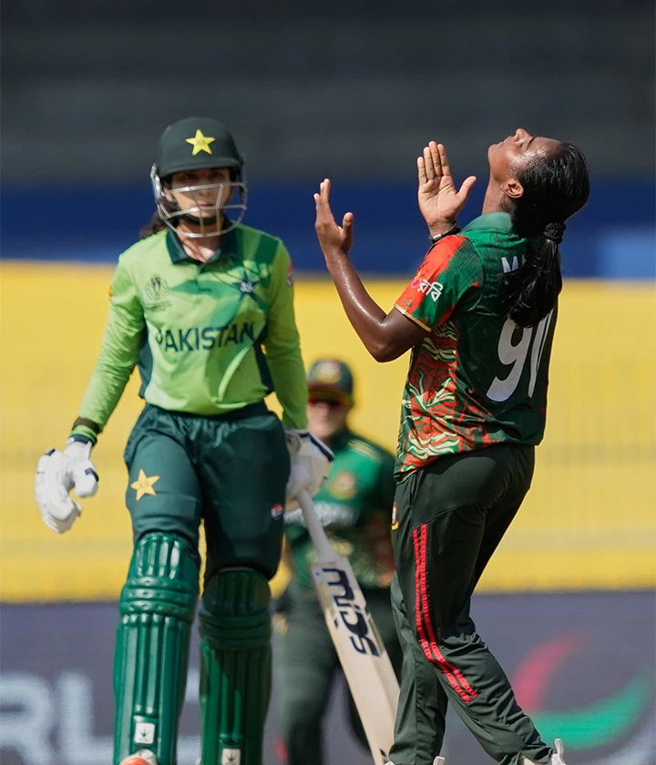 Pak batters struggling as Bangladesh sets the tone!!