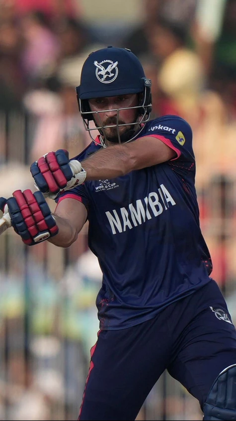 FIFTY FOR LOUREN STEENKAMP. He has found some very good form in this World Cup and he is showing all class today as well!