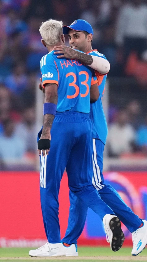 India keep chipping away with key wickets and keep the Netherlands at bay in this big run chase. The visitors are 112/5 in 14 overs and require a further 82 runs in 36 balls!