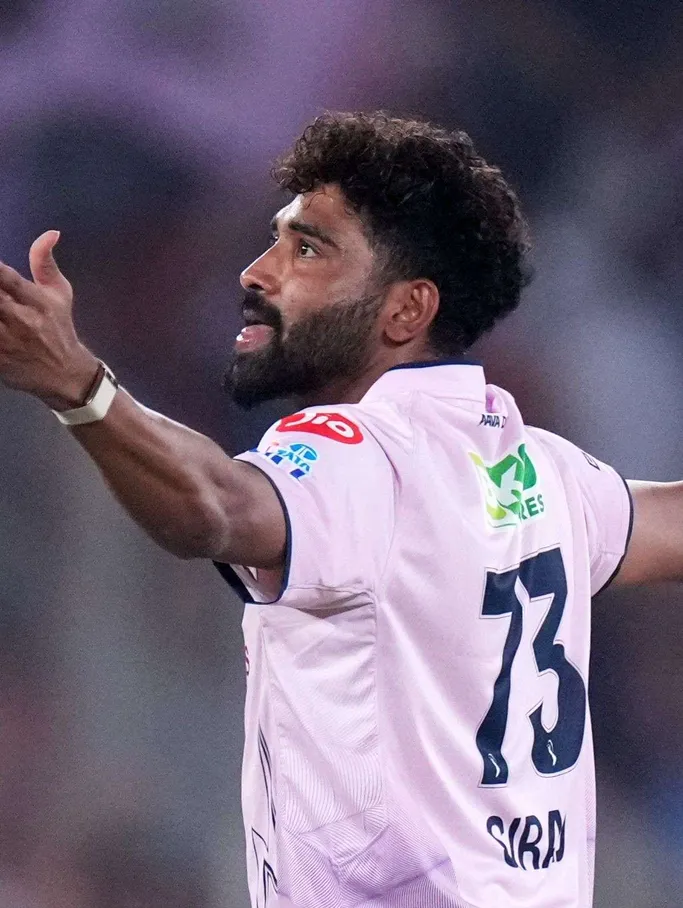 GT are all over SRH right now! Both dangerous openers are back in the hut.!