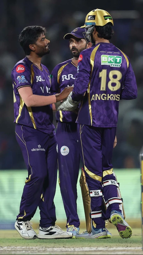 From 74/1 to 89/5 😮  Led by their spinners, KKR wreaking havoc on the DC batting line-up 💜