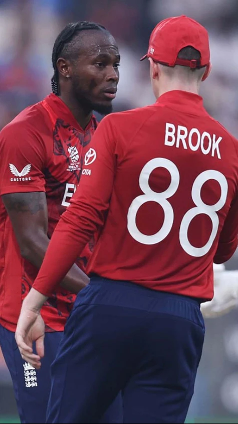 22 RUNS OFF JOFRA ARCHER'S 4TH OVER!!!! Most expensive over for Archer in his T20 WC career! He finishes with 1/42.
